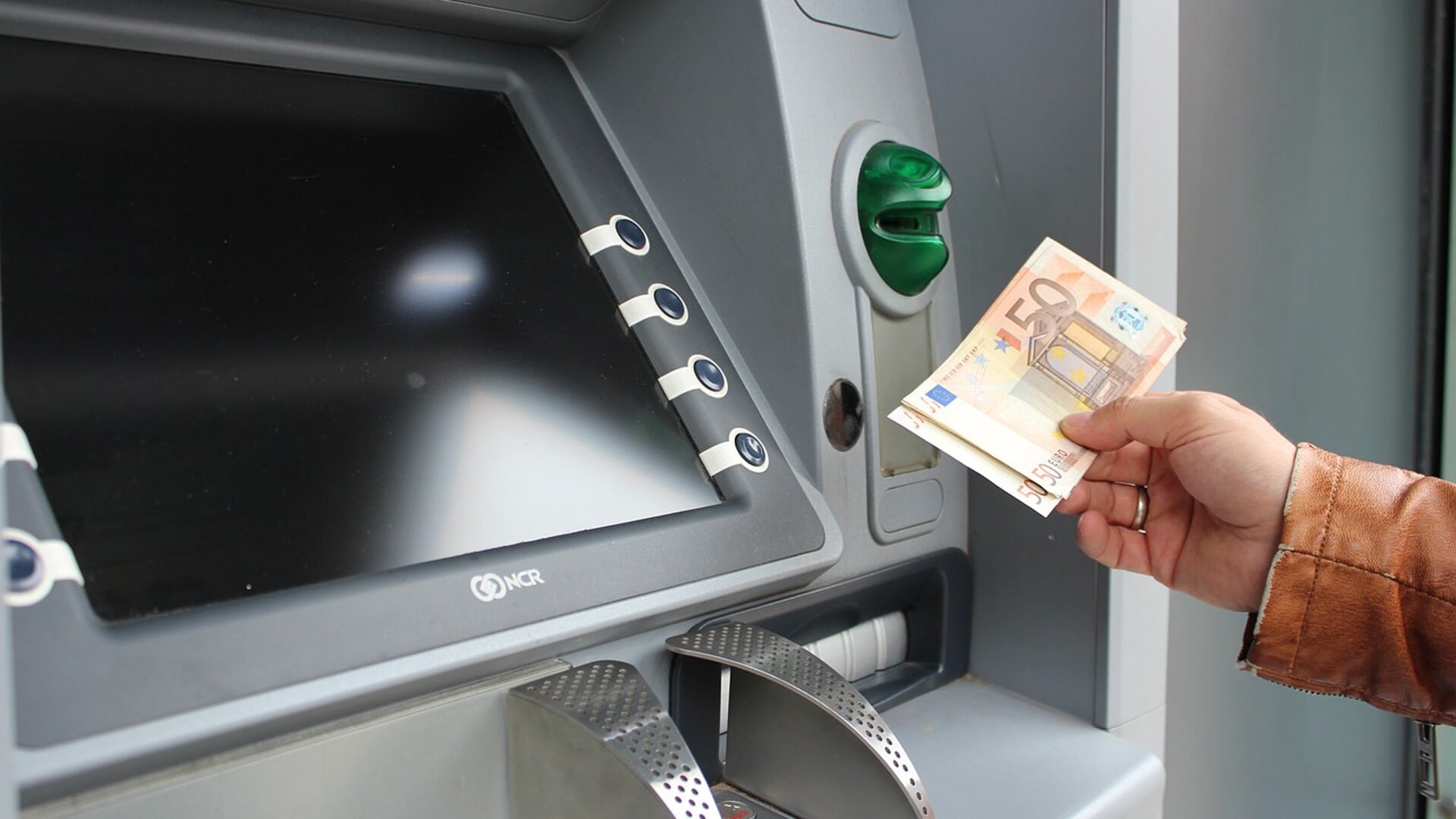 Een tweetal biljetten uit een pinautomaat.