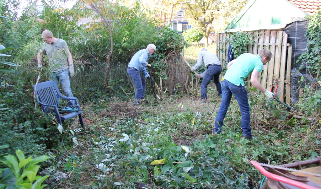 Vrijwilligers knappen een tuin in Soest op tijdens de Diaconale Doedag.