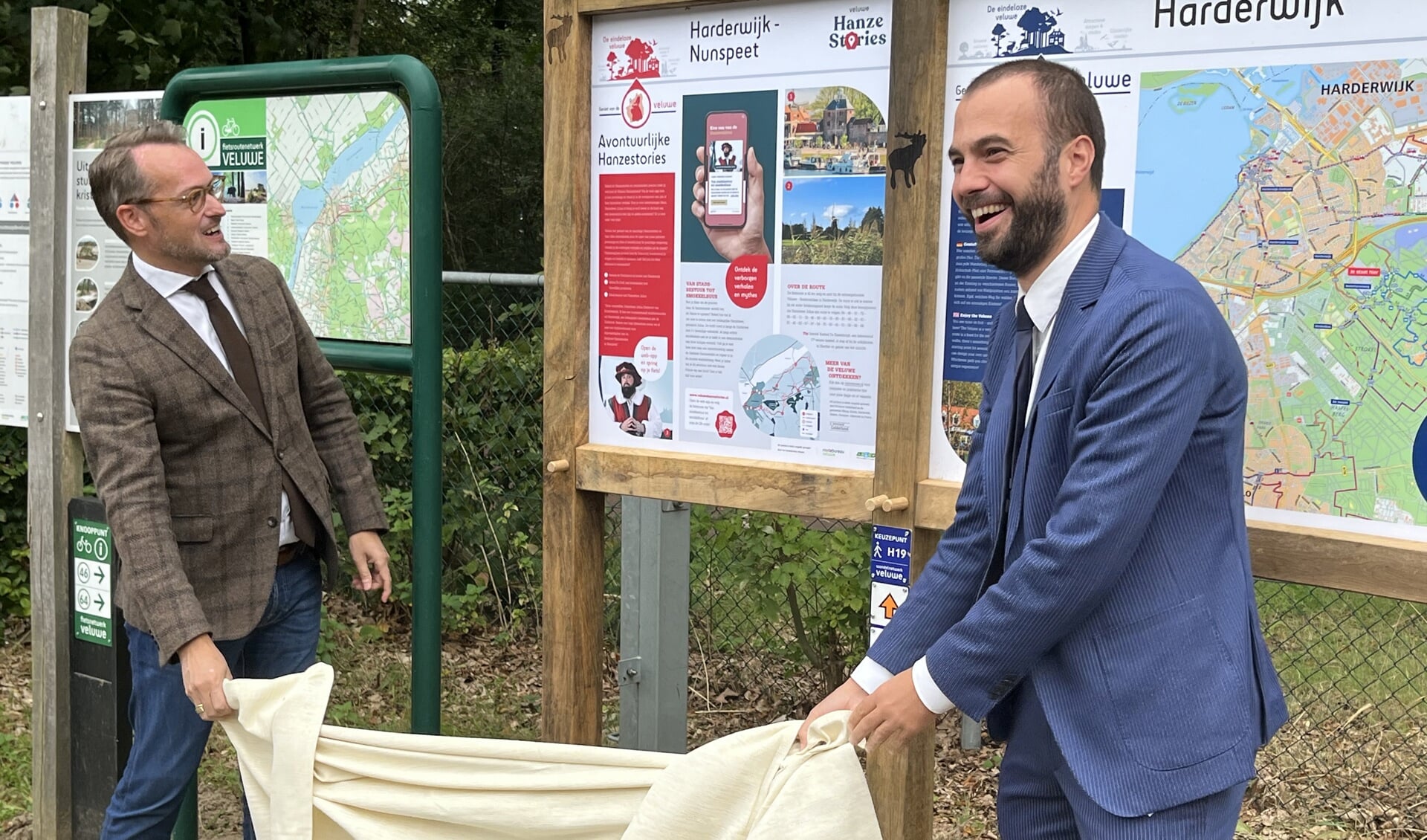 Links wethouder Wilco Mazier en rechts Mark van de Bunte bij de opening van de fietsroute.