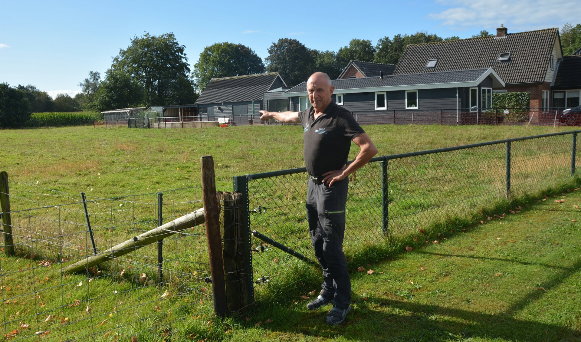 Herman wijst naar de plek waar de schepen werden overvallen.