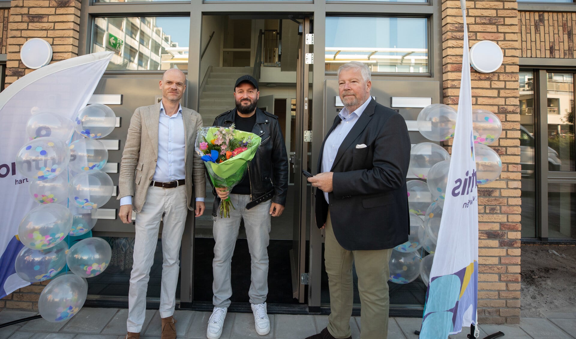 Woningcorporatie Omthuis reikte vrijdag de sleutels uit van de appartementen aan de Troelstralaan.