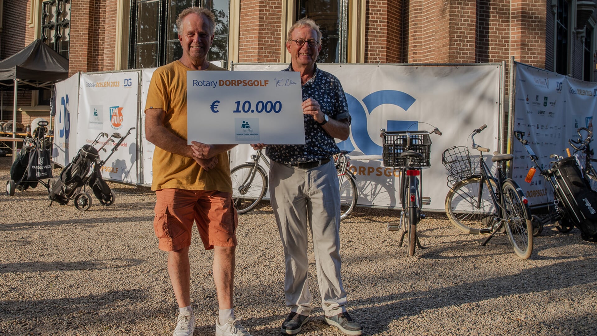 Nico van Koesveld en Jetze Baas poseren met de cheque.