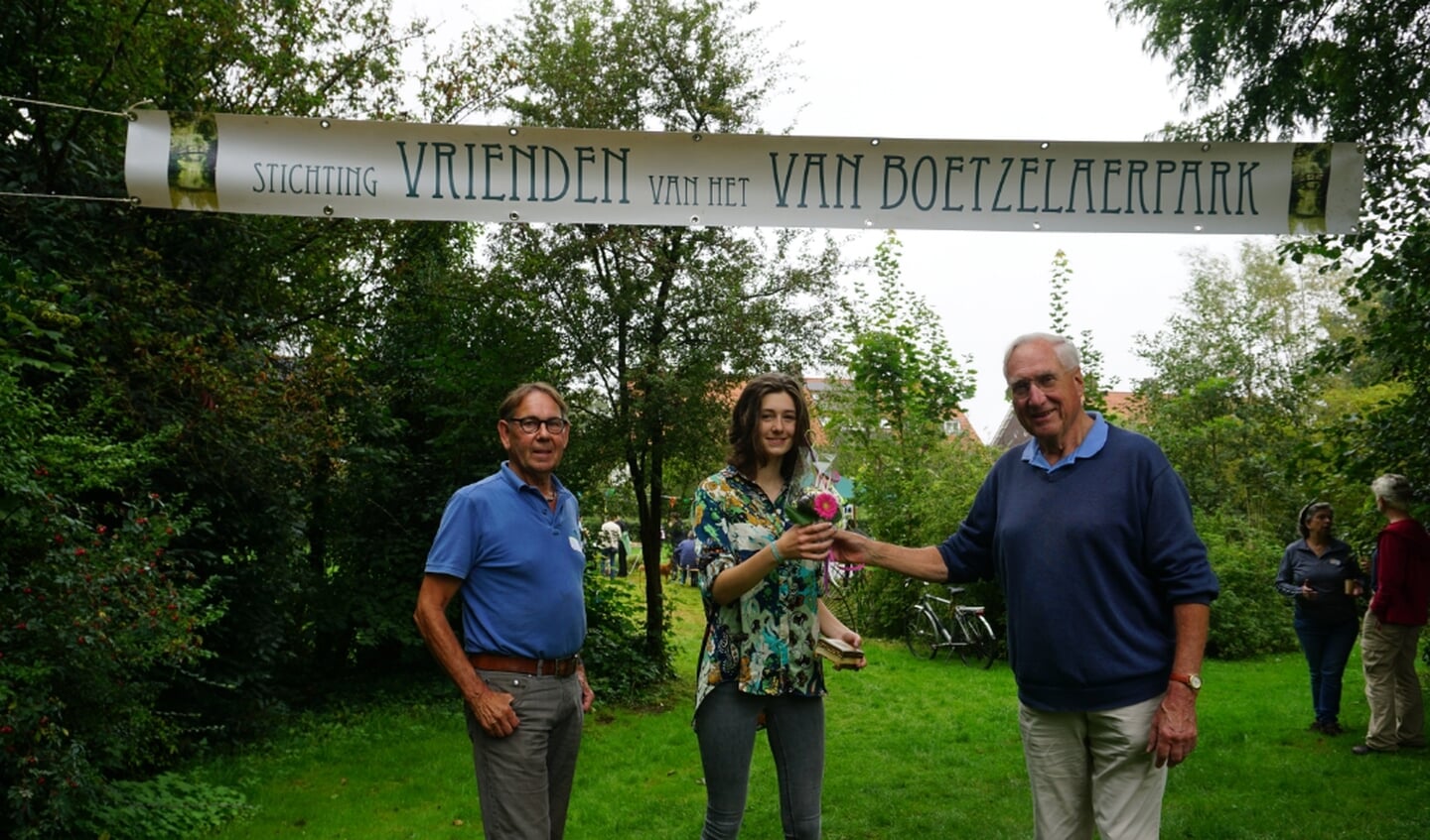 Ben Verwiel, Noor van de Kerkhof en Arie-Jan Ditewig die Noor een mooi verpakte roos overhandigt.