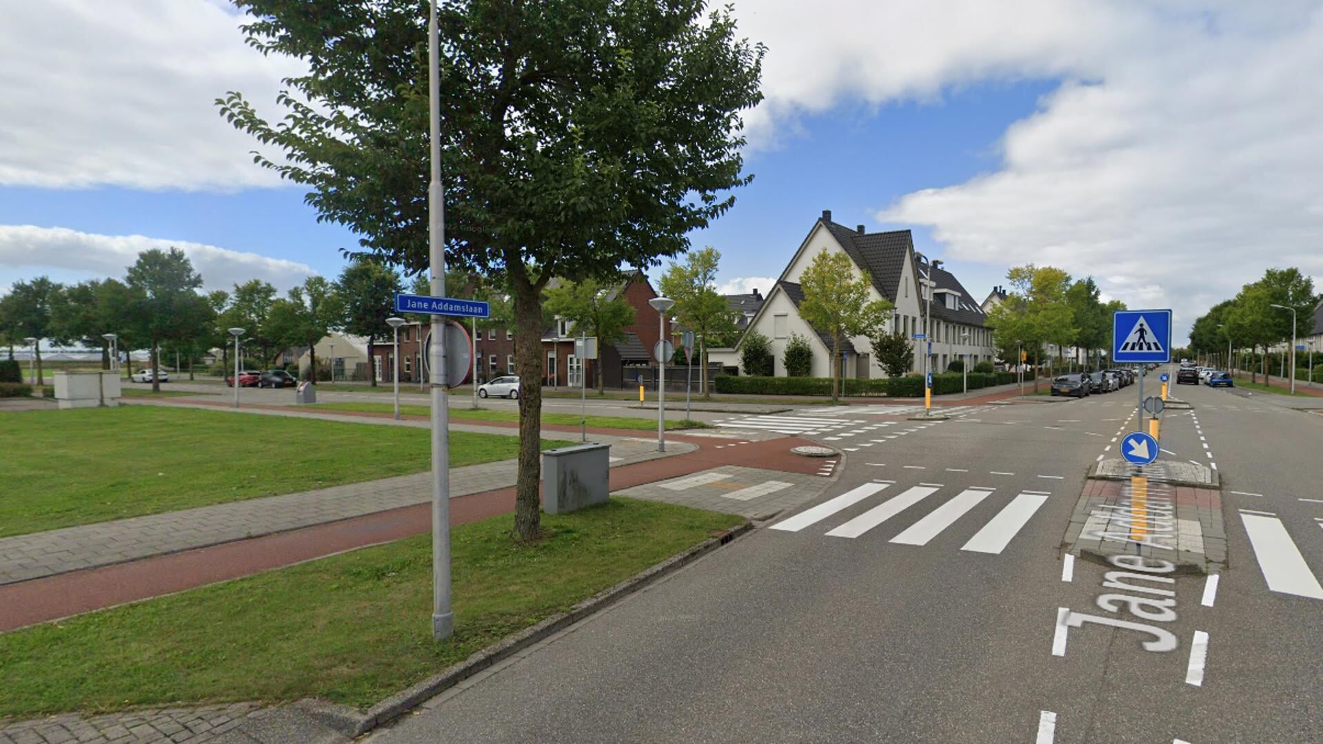 De Jane Adamslaan bij het kruispunt met Weldam (links in de verte moet De Scheg West komen).