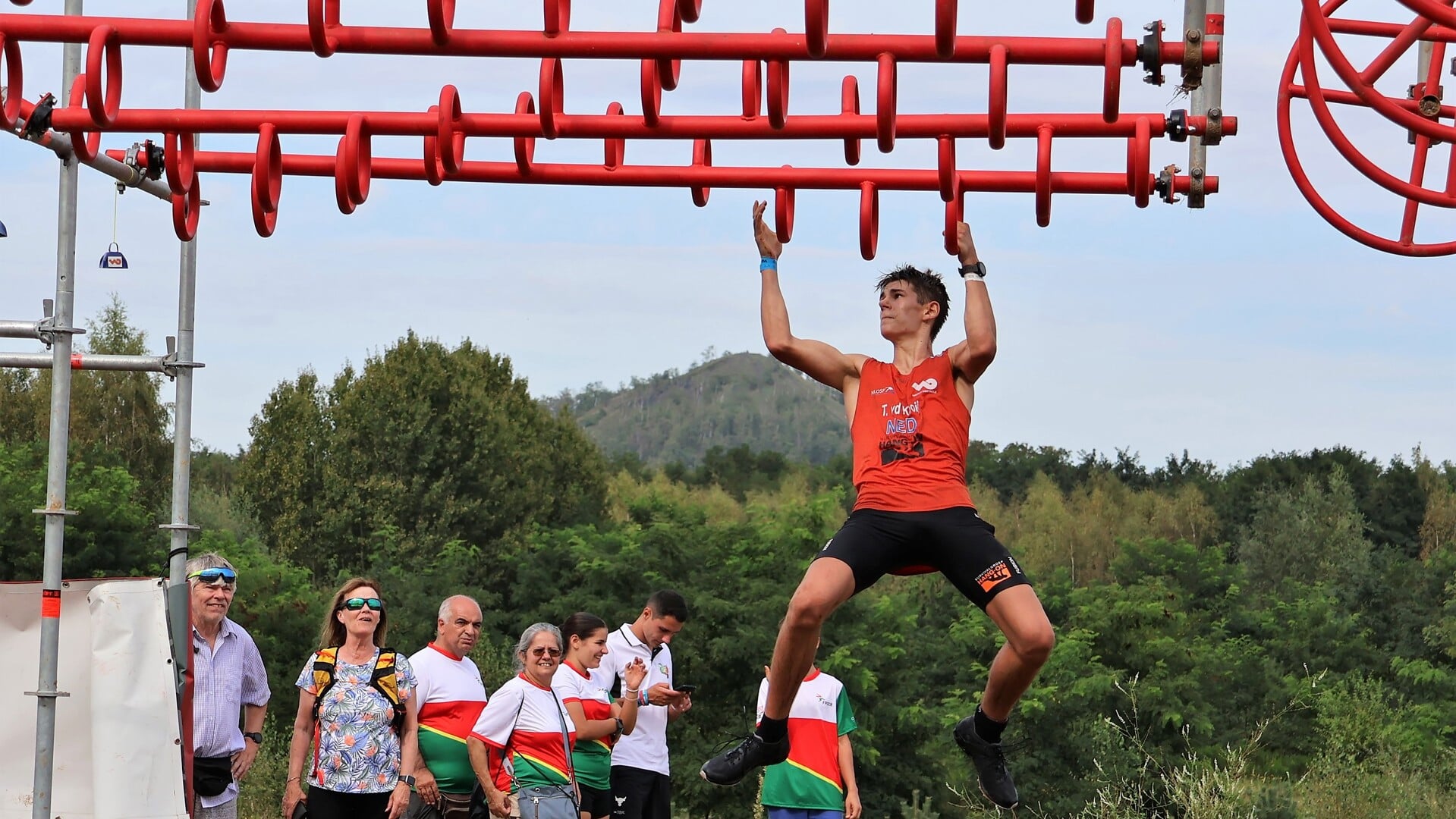 Teije van der Kooij in actie bij één van de hindernissen tijdens zijn gouden race.
