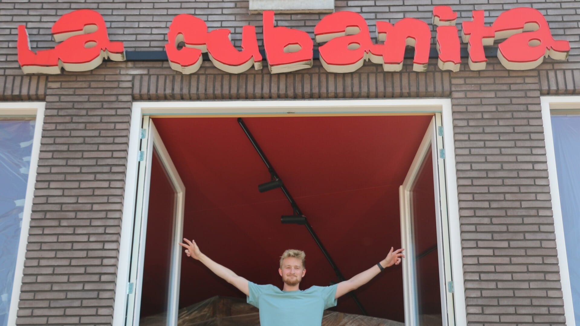 Ruben Kooij bij zijn restaurant aan de Nieuwe Stationsstraat 15 in Ede.