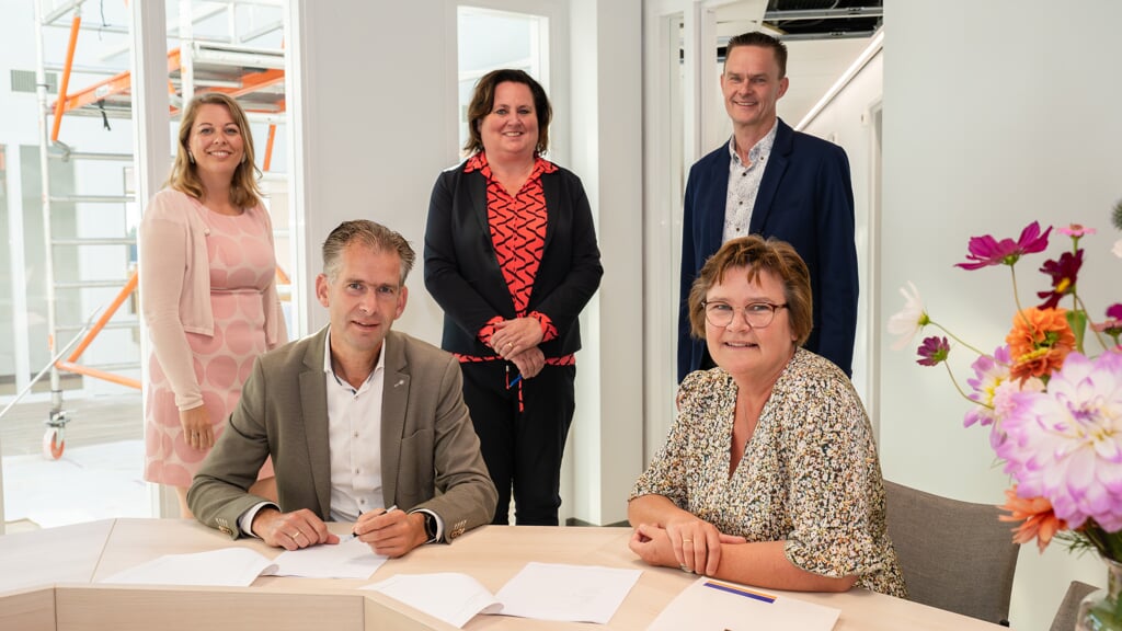St Jansdal en Rabobank ondertekenen de financieringsovereenkomst voor de renovatie.