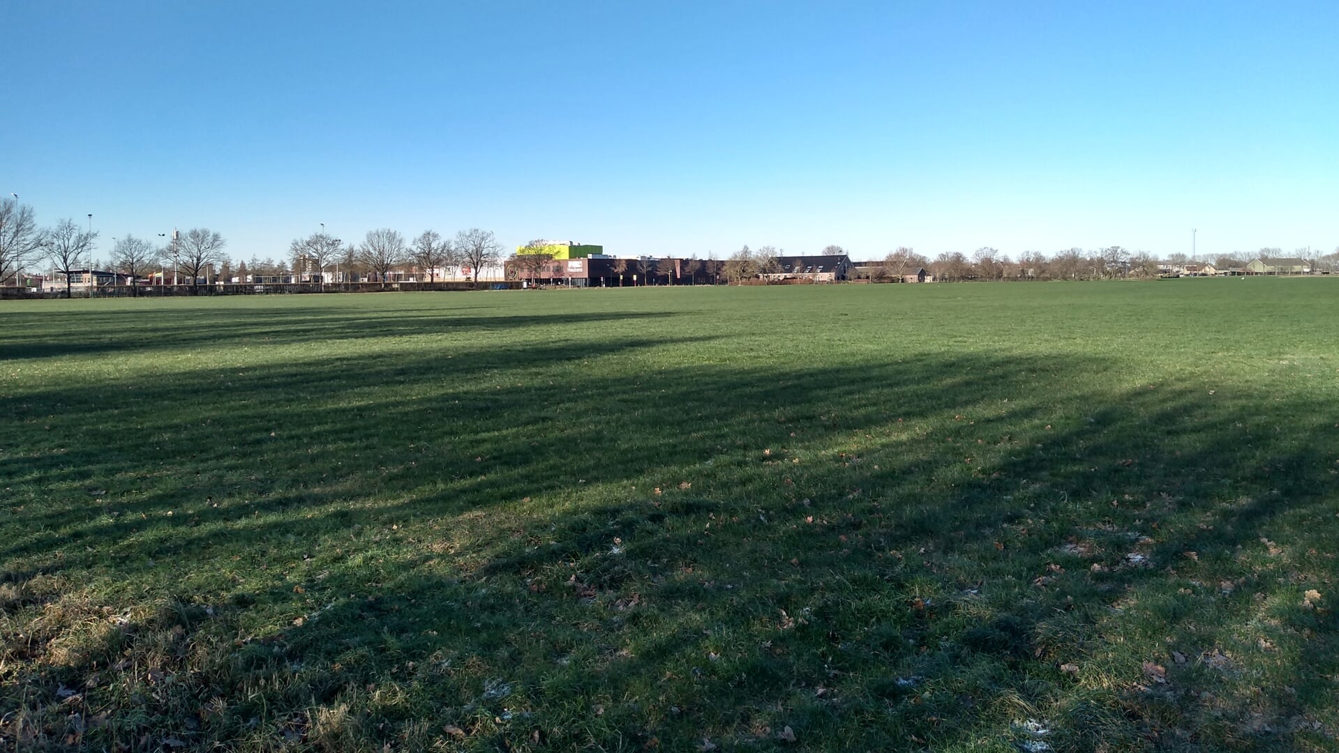 Het terrein aan de BInnenweg waar eerst de opvang van asielzoekers was bedacht