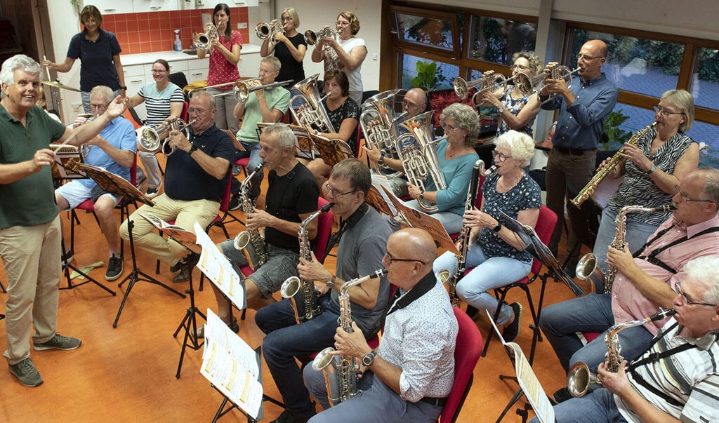 Het recreantenorkest van Muziekvereniging Caecilia onder leiding van André Vulperhorst