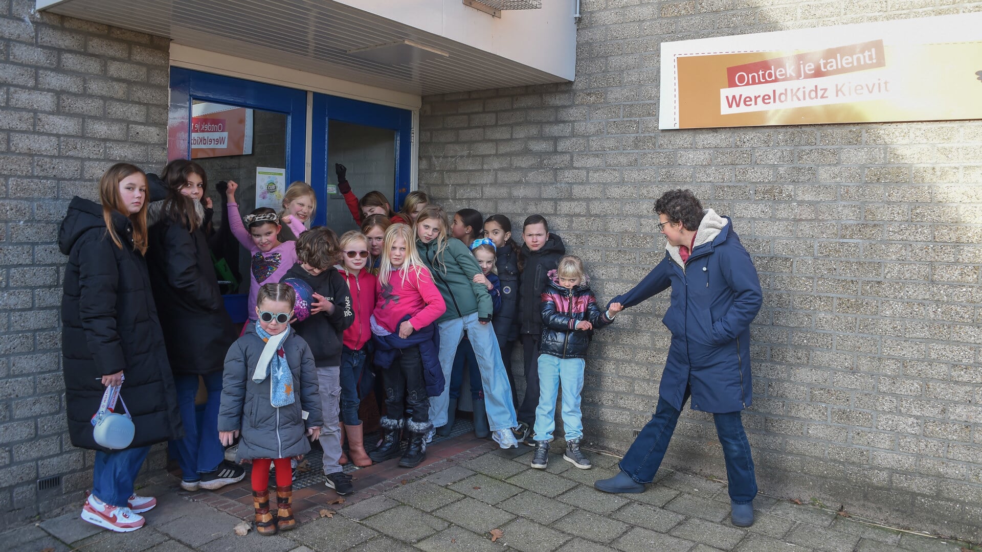 Binnenkort is dit het beeld: kinderen die voor een gesloten deur staan