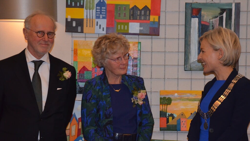 Burgemeester Iris Meerts spreekt Adri en Caroline de Heij toe