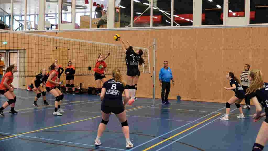 De vrouwen van volleybalvereniging TweeVV wonnen tweemaal in een week met 3-1.