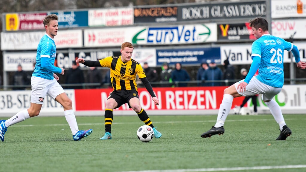 Invaller Maarten van Dijk tussen twee spelers van RKAV Volendam. 