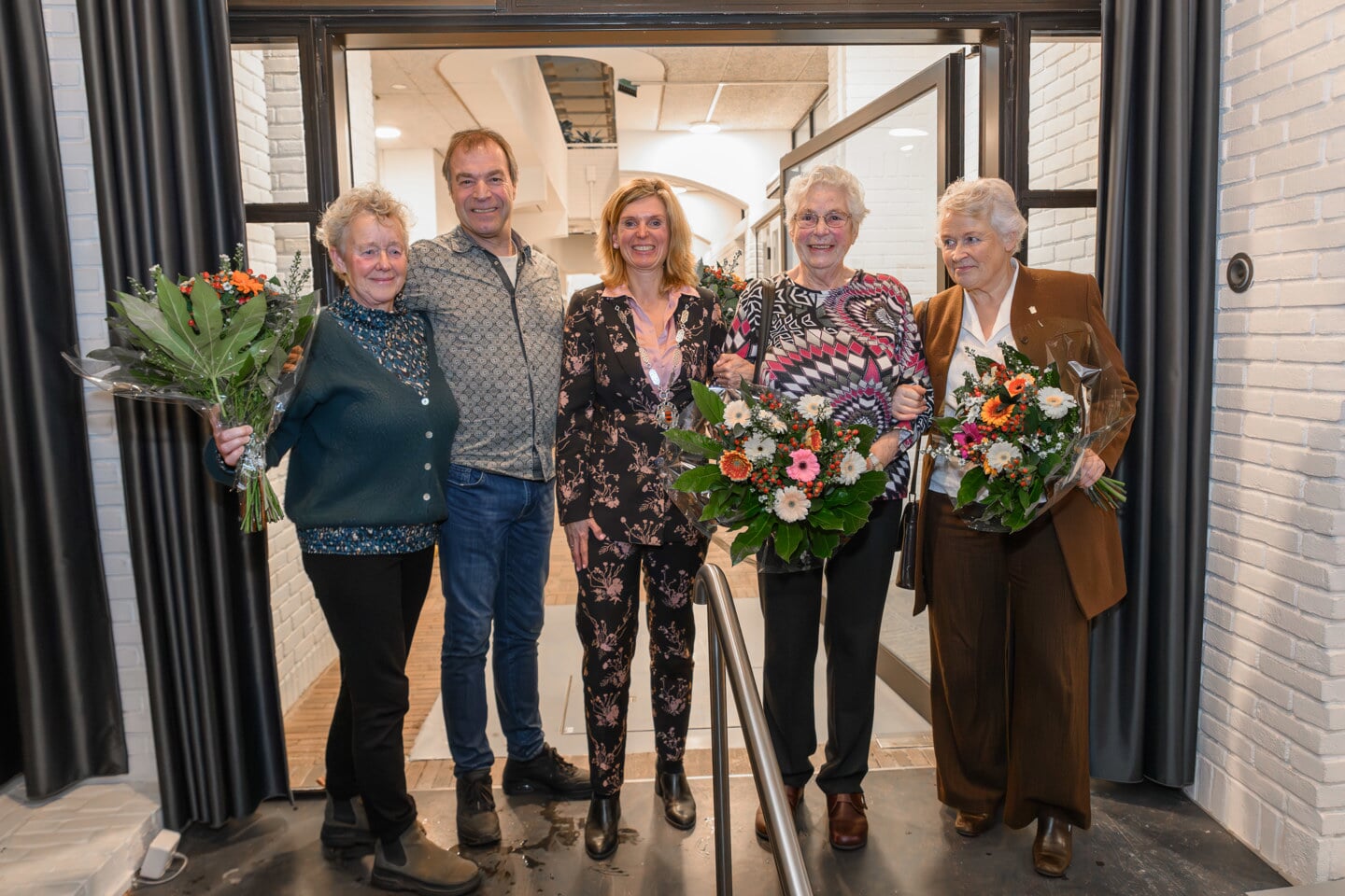 De vrijwilligers die de waarderingsspelden kregen uit handen van vertrekkend burgemeester Joyce Langenacker.