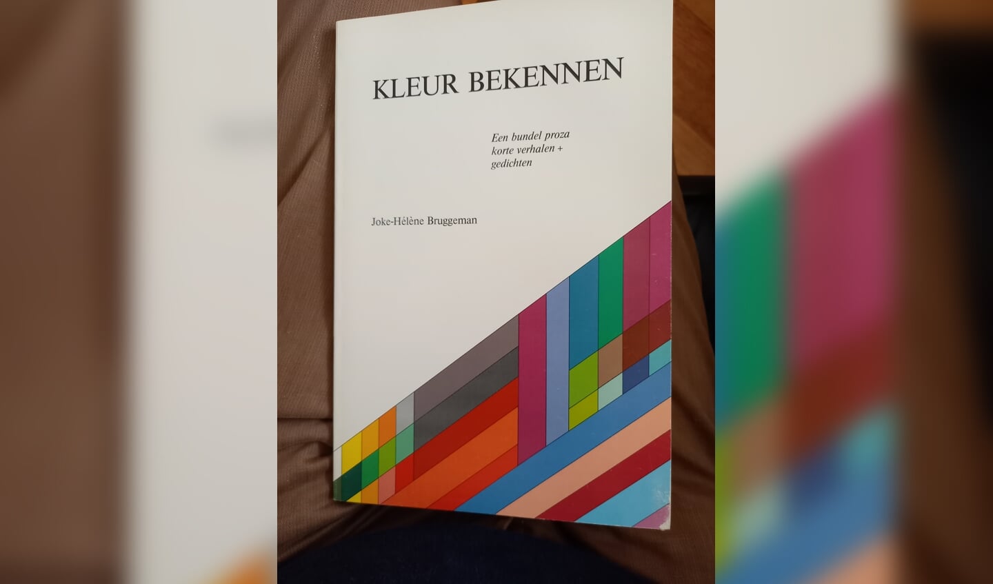 'Kleur Bekennen' werd in eigen beheer uitgegeven en is haar meest Veenendaalse boek. Daarin staan veel herinneringen aan haar geboorte- en woonplaats.