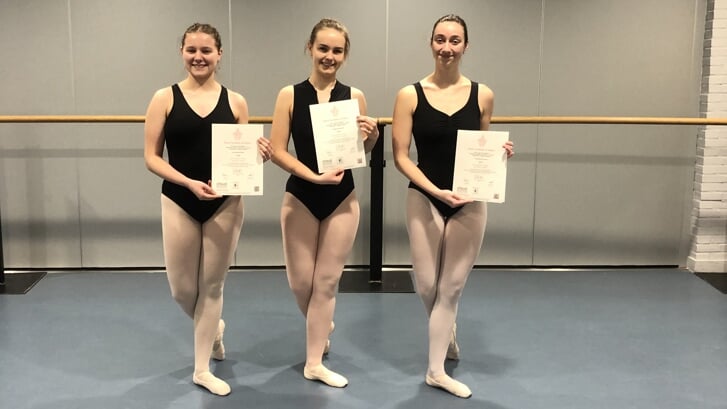 Balletdanseressen met hun R.A.D. Advanced diploma