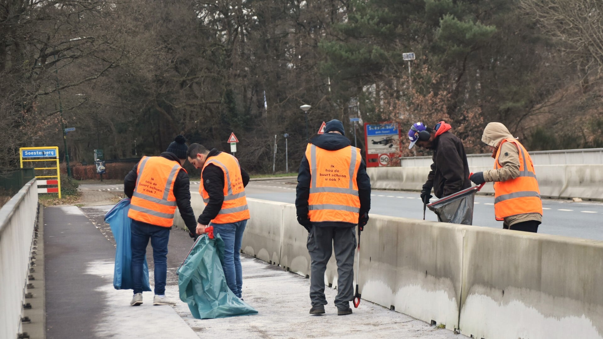 Het viaduct Kampweg is de startplaats van de tweewekelijkse schoonmaakactie in het dorp door bewoners van het asielzoekerscentrum.