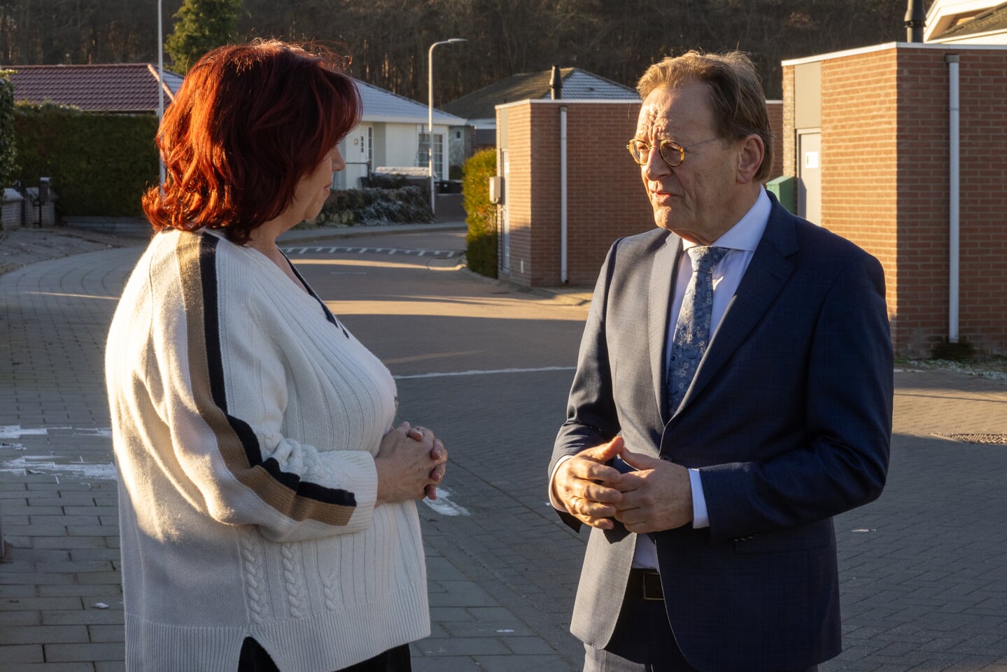 Franca Vos van de bewonerscommissie Beukbergen in gesprek met burgemeester Koos Janssen, op de dag in 2022 dat Koning Willem-Alexander voor de tweede keer een bezoek bracht aan de 'villawijk met woonwagencultuur'.