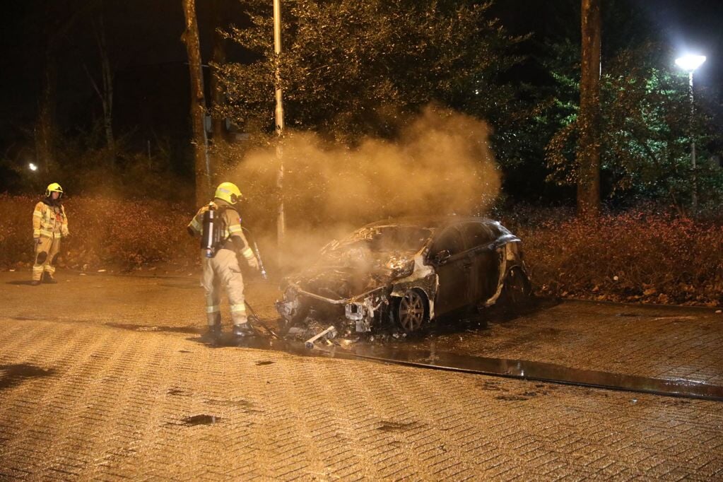 Auto Brandt Uit Op Parkeerplaats In Ede; Politie Vermoedt ...