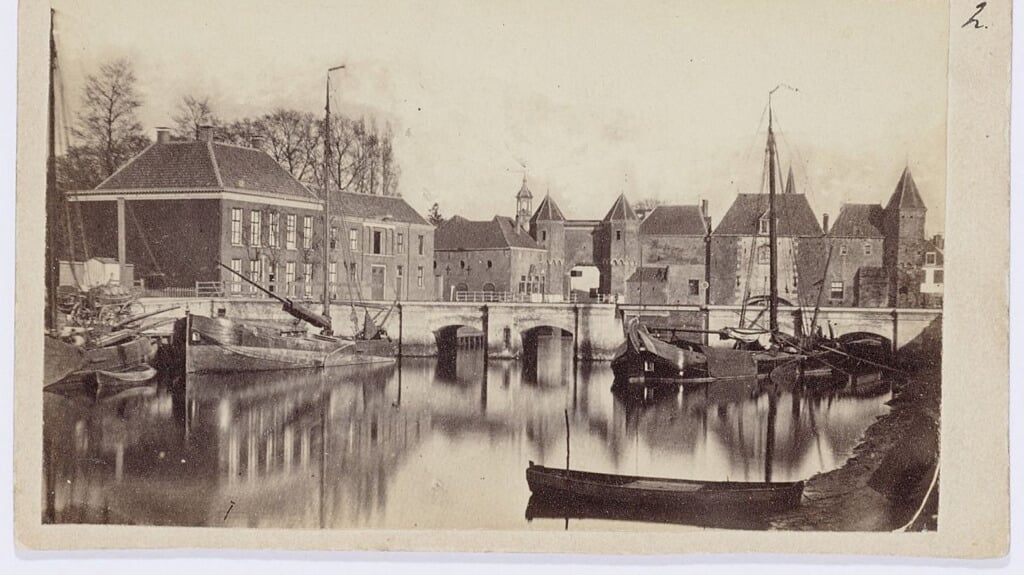De graaf woonde in een villa aan de kade tussen de Koppelpoort en het spoor.