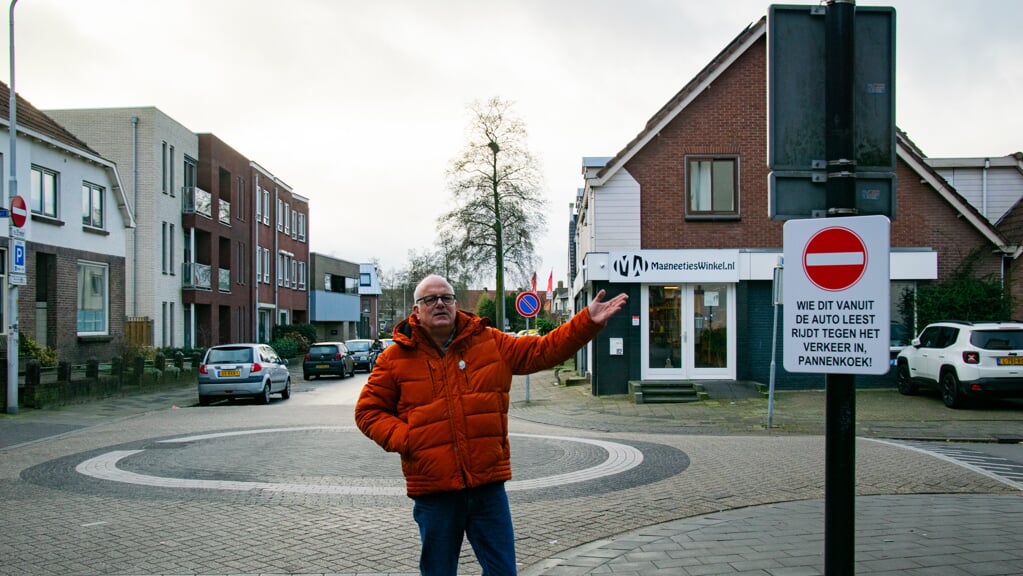 Hans Huizenga, eigenaar van de Magneetjeswinkel op de Parkweg, is de ‘spookrijders’ voor zijn deur spuugzat. 