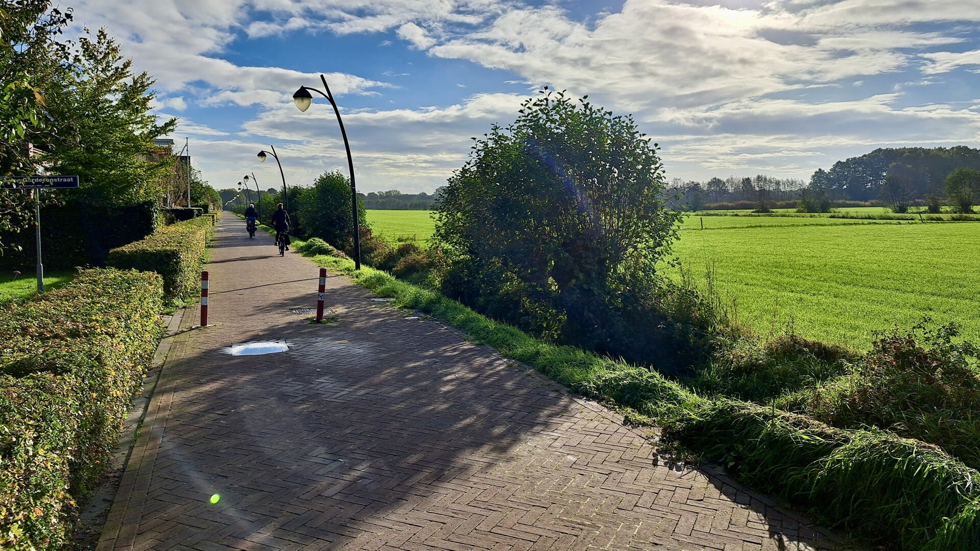 De Tabaksteeg met rechts het gebied waar de nieuwe wijk moet komen. 