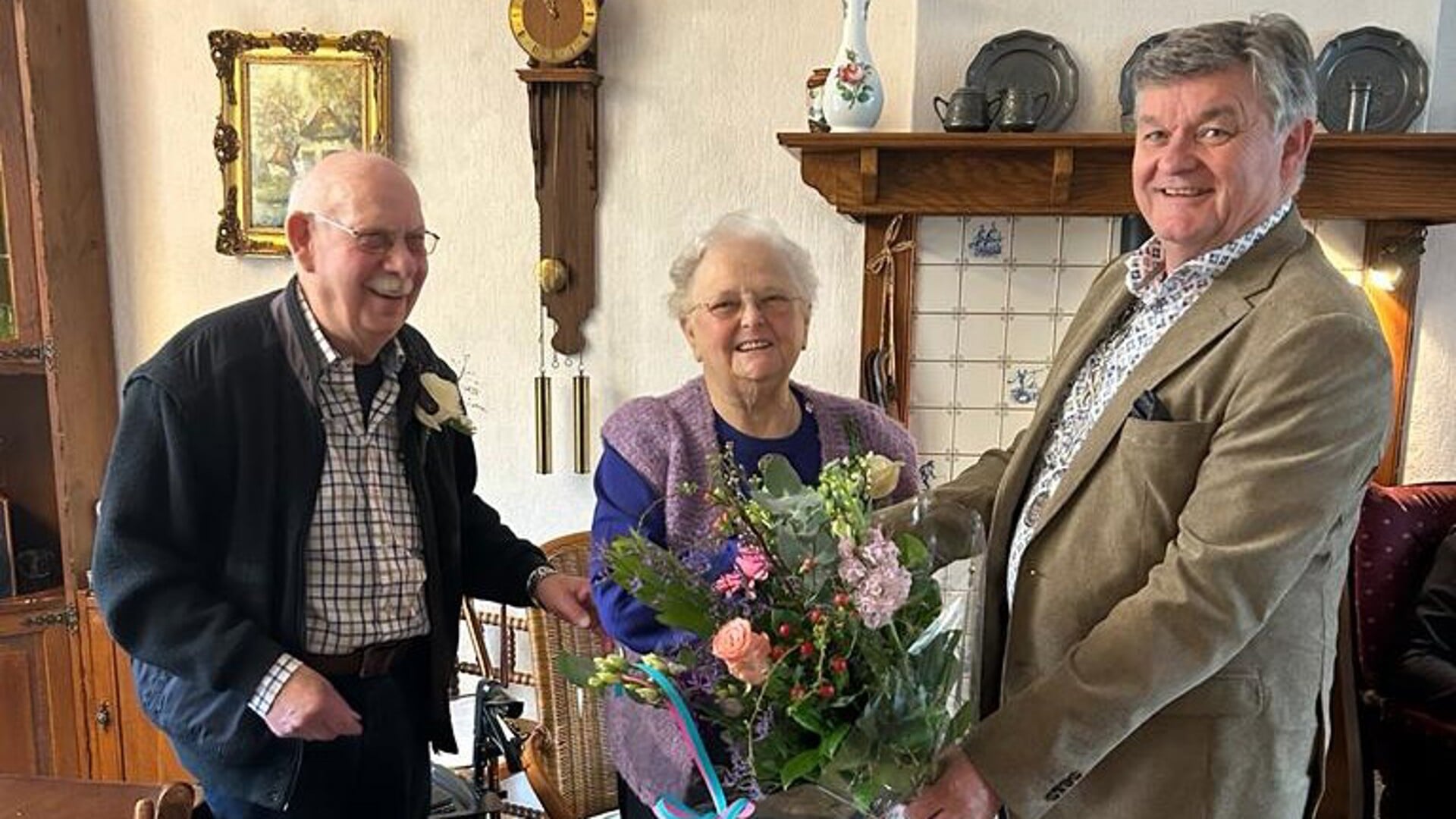 Locoburgemeester Henk Vlastuin feliciteert het diamanten echtpaar Voskuijlen-Vlastuin.