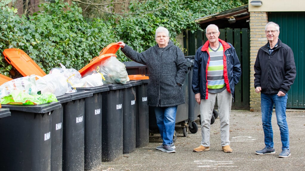 Gerda de Bruijn, Wim Mooij en Kor Vegte (vlnr) weten niet wat ze met het afval aan moeten.