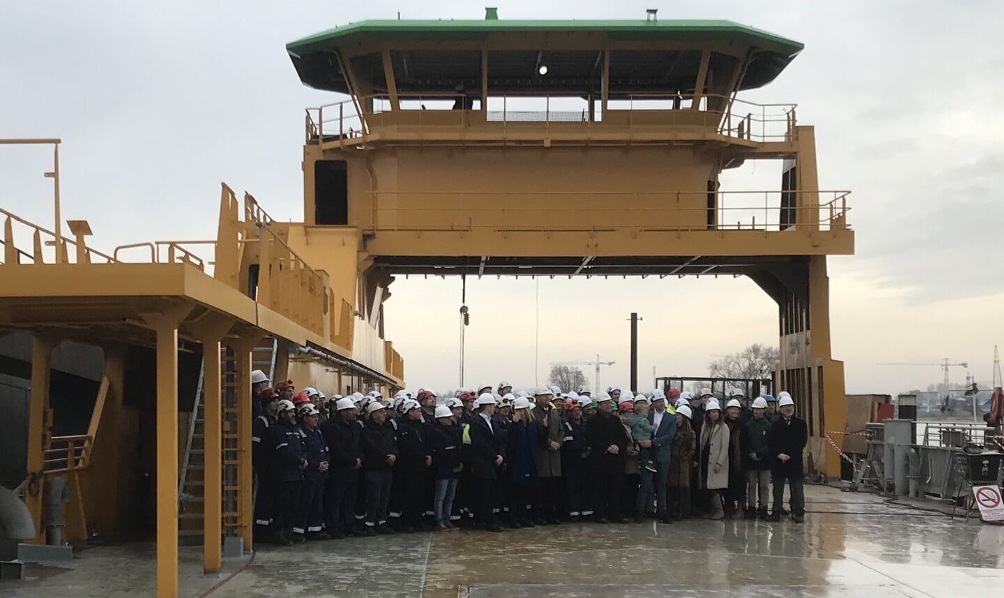 Willem-Alexander poseert met personeel Holland Shipyards