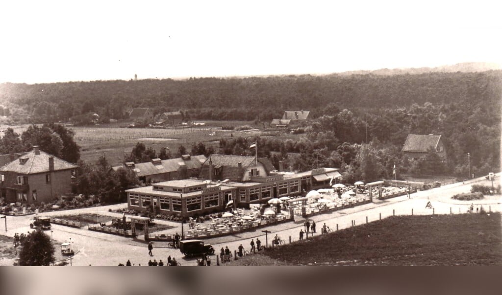 Theehuis Soesterdal in 1938 na een grondige verbouwing. Het was een populair reisdoel van dagjesmensen uit heel Nederland én daarbuiten