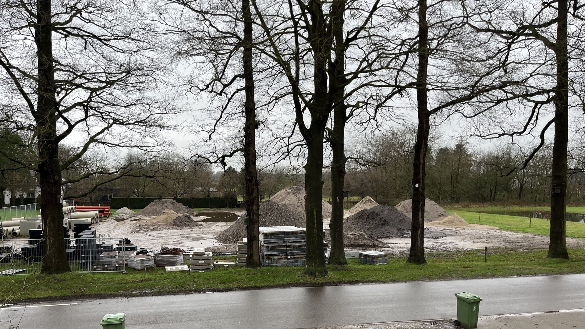 De bouwwerkplaats aan de Gooyer Wetering in Driebergen waar bewoners niet blij mee zijn. 
