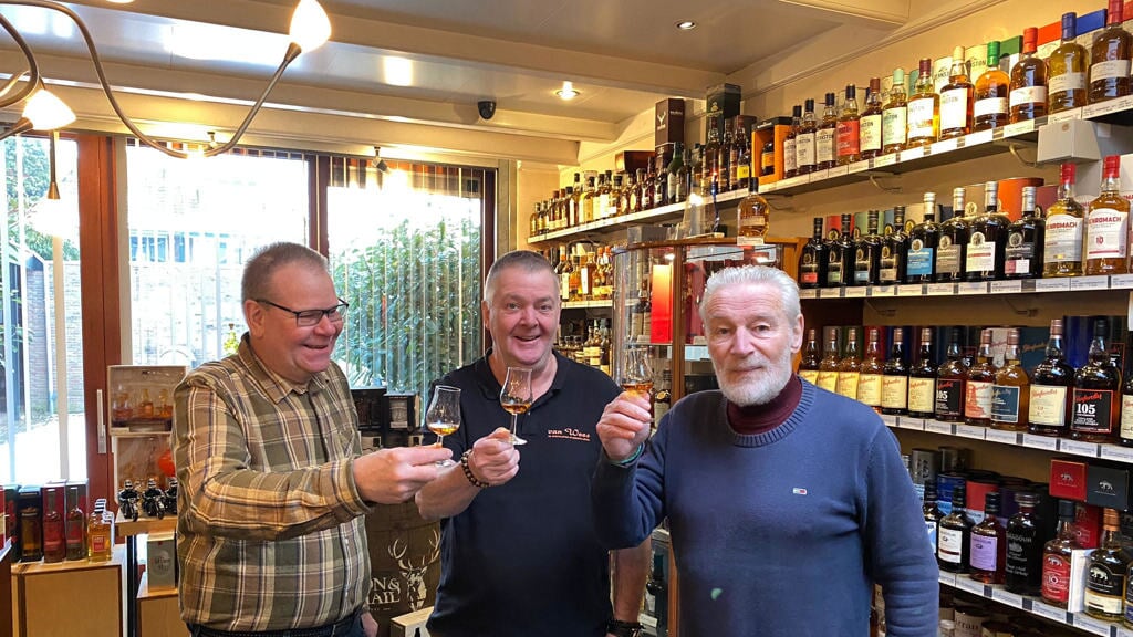 Voor zijn 76ste verjaardag kreeg Joop een whiskyproeverij cadeau.   