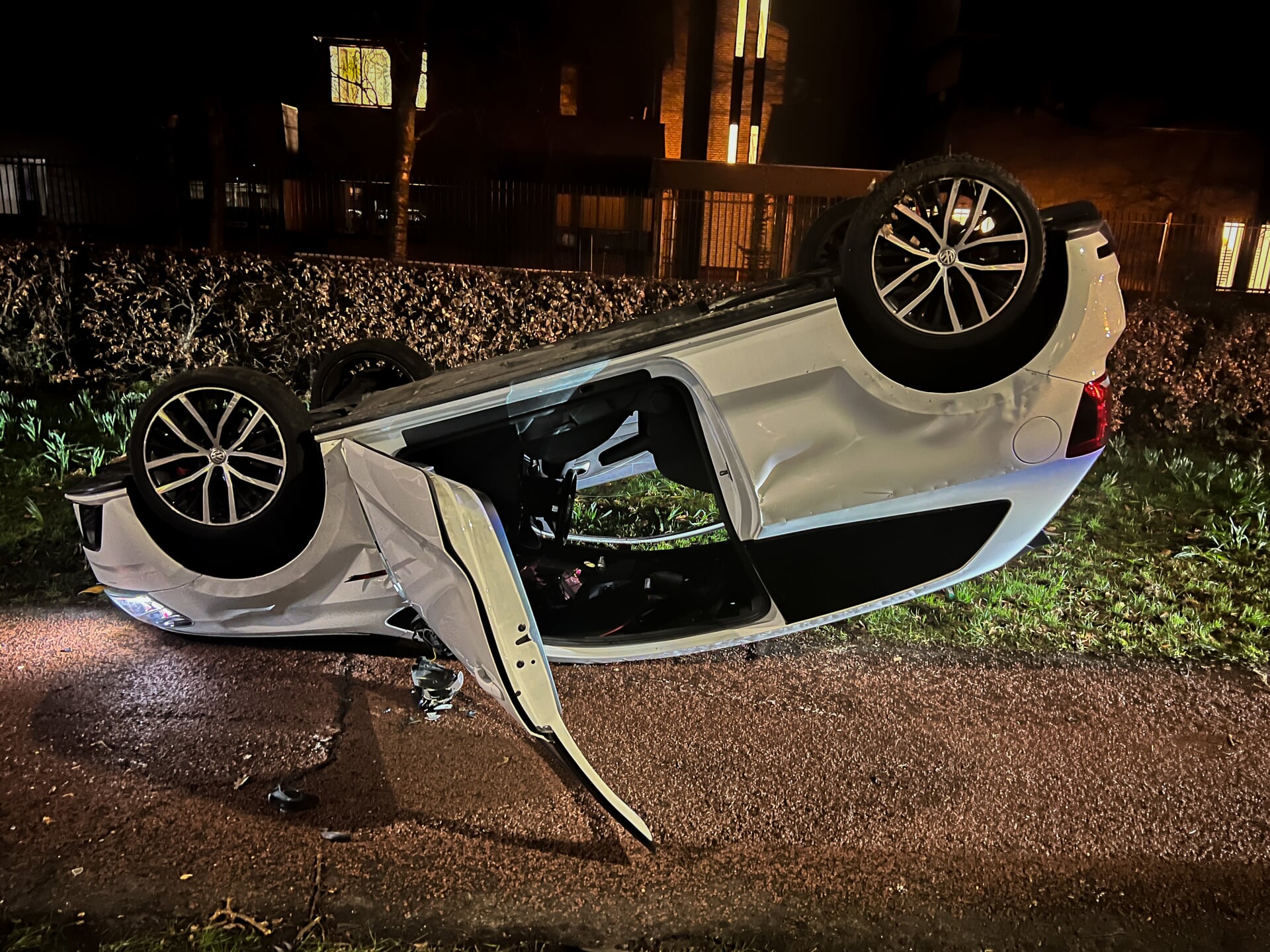 Auto over de kop op Verkeersweg in Harderwijk, brandweer verleent eerste  hulp - Al het nieuws uit Harderwijk