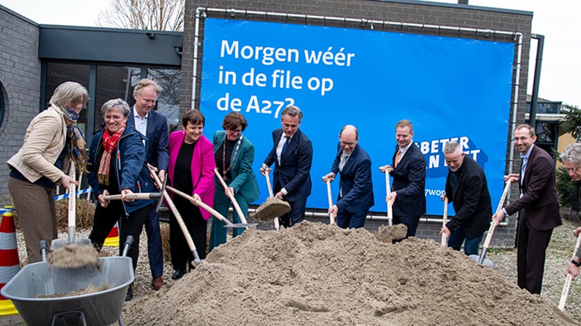 In februari ging symbolisch de  eerste schop de grond in, links op de foto wethouder Marjo Molengraaf