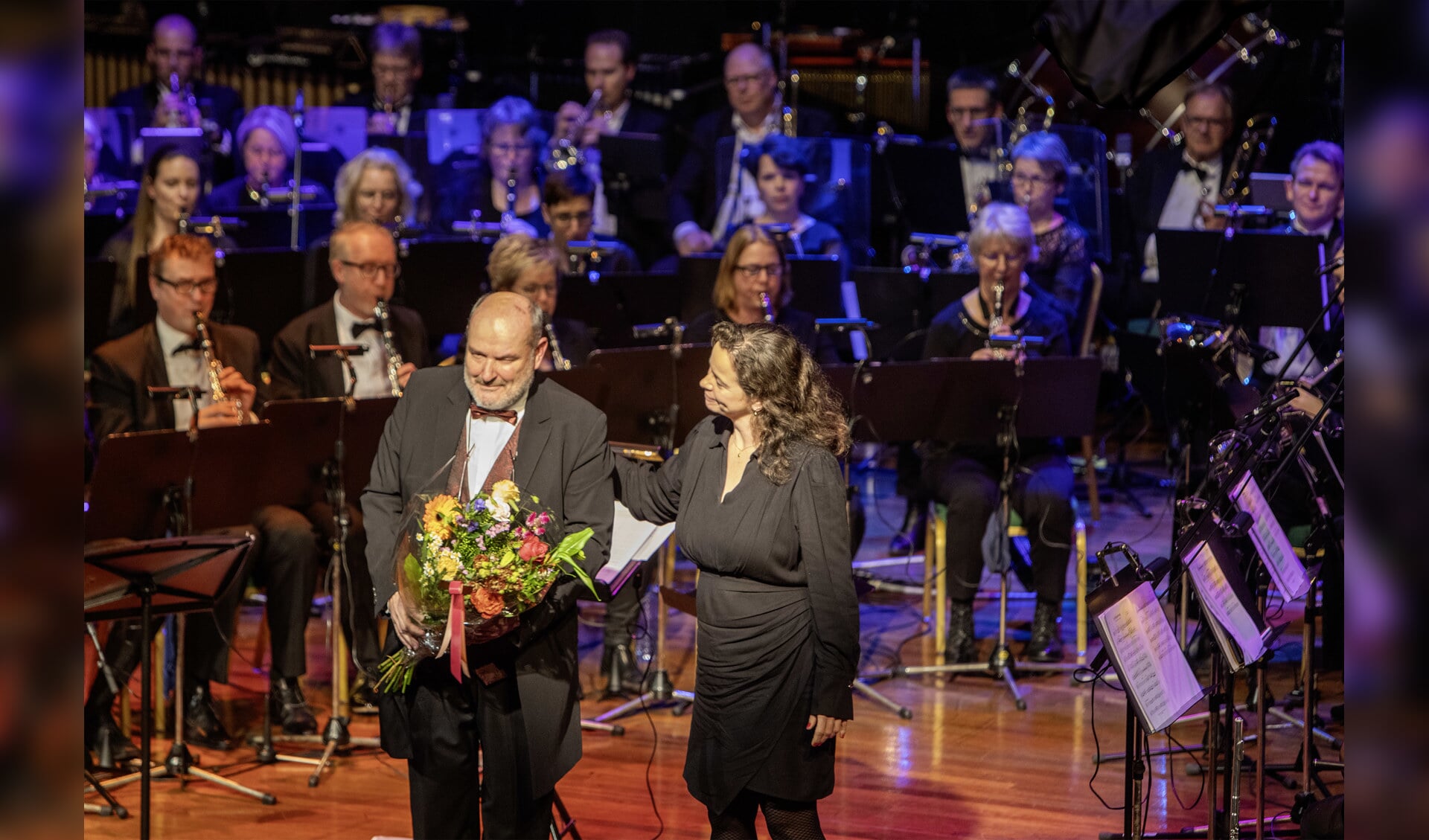 Voor de laatste keer bloemen van voorzitter Esther Buls voor dirigent Arnold Span