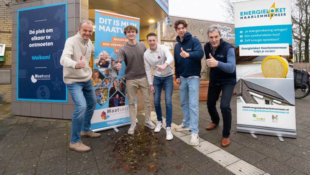 V.l.n.r.: Peter Schrauwen (Maatvast), studenten Daan Terheggen, Tygo de Groot, Meves Smit en Hans van der Meulen (Energieloket Haarlemmermeer).
