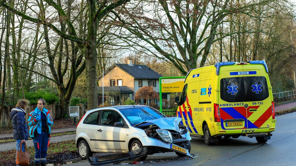 Veel Schade Na Botsing Op Kruispunt Heiligenbergerweg Met Driftakkerweg ...