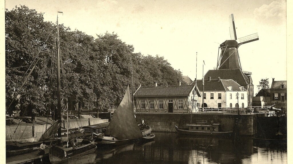 Lingehaven Gorinchem bij de Kriekenmarkt. Het echtpaar Van Dam sprong hier het water in.