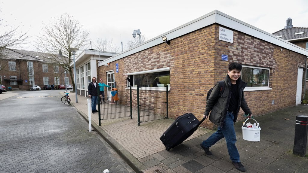 Statushouder verlaat opvang - foto via COA, van een locatie in Leiden