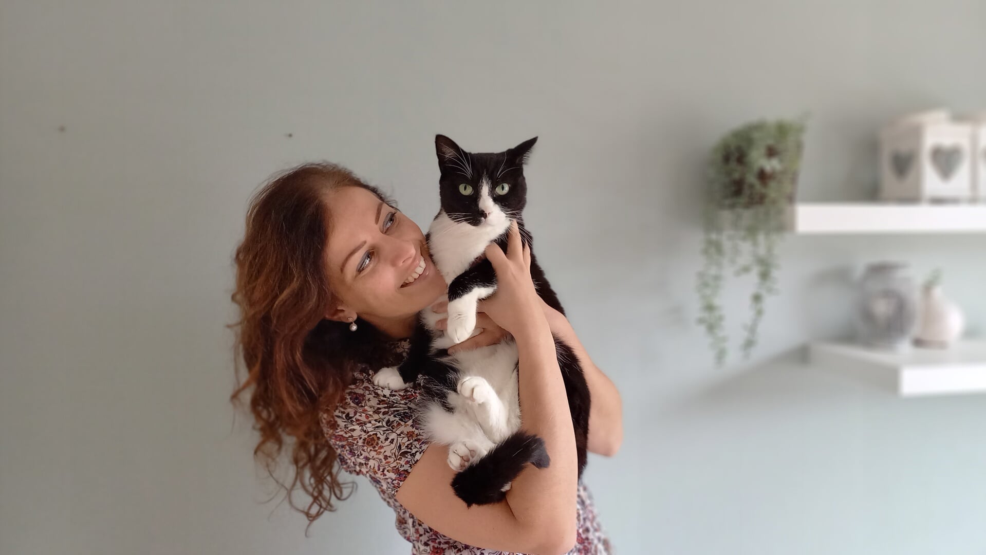 Marja Stienstra samen met haar kat Beesie. 'Katten fascineren en inspireren me in hoge mate en ik ben er trots op dat ik de stap heb durven zetten om met ze te werken'.