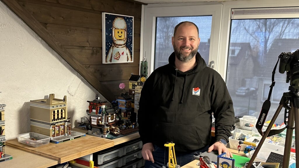 Joost Slager heeft zijn zolder volstaan met LEGO. De dakkapel bood ruimte die hard nodig was.