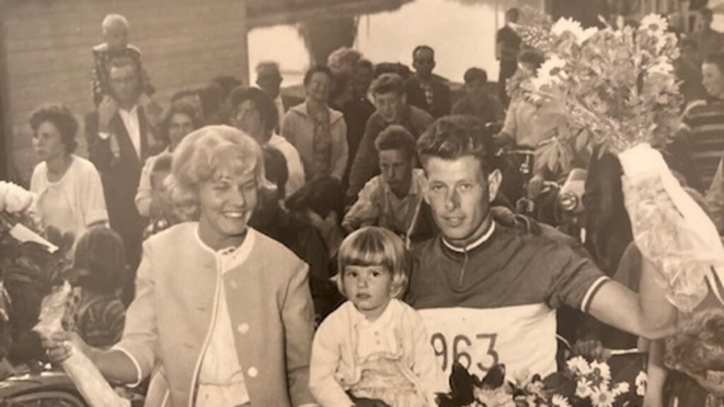 1963. Stayerkampioen Henk Buis wordt in Vijfhuizen gehuldigd.