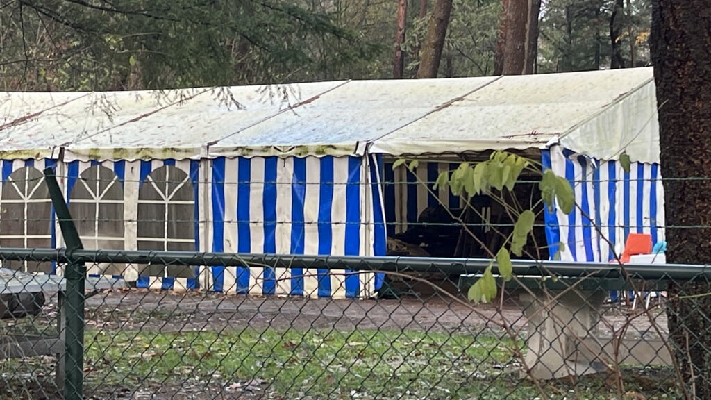 De omstreden tent staat op grond van camping Het Vossenhol in het bos aan de overzijde van het campingterrein.