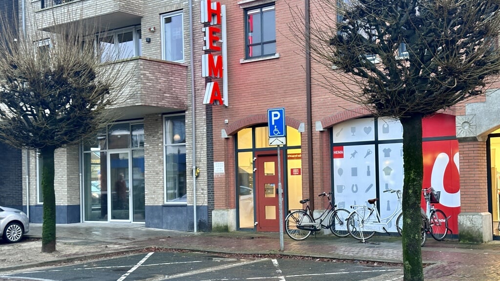 De invalidenparkeerplaatsen in de Verlengde Dorpsstraat moeten blijven.