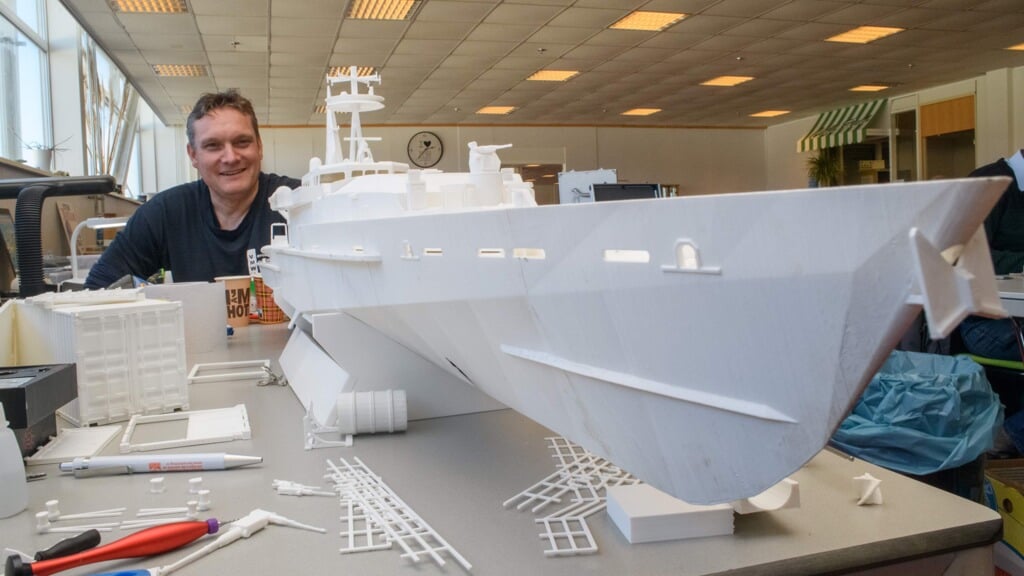 Ben van den Burg is maar wat trots op zijn 3D-geprinte boot.