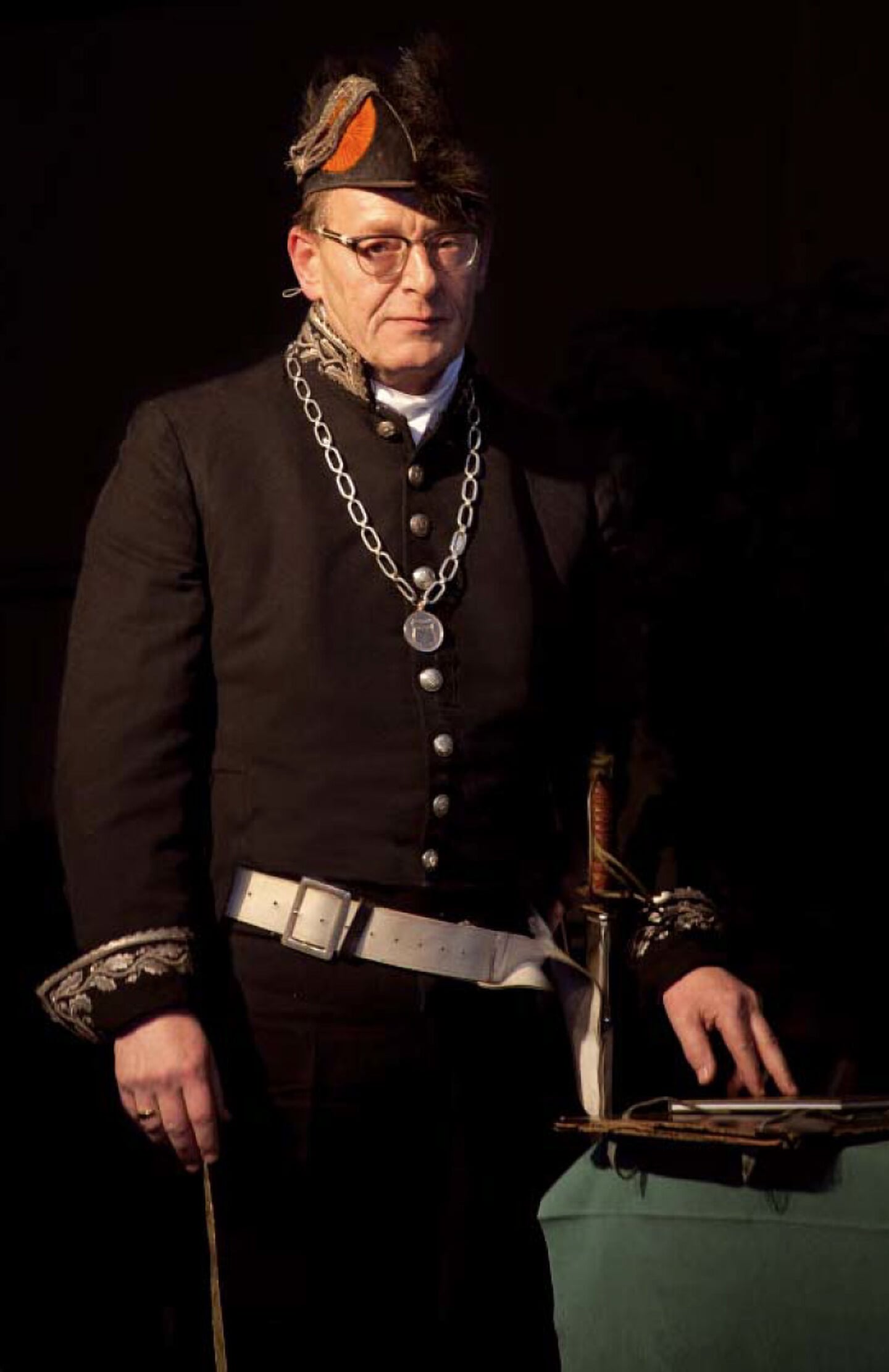 Burgemeester Janssen als zijn voorganger Johan Jacob Clotterbooke Patijn, bij het eeuwfeest van Den Dolder in 2012.