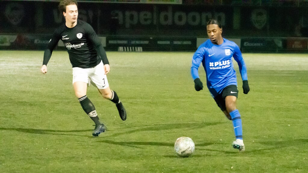 Ryannique Inge, maker van de 0-1, in balbezit.