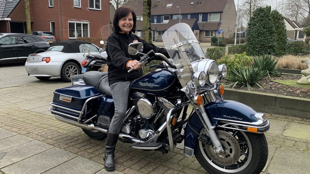Lilly van der Meijden op haar Harley Davidson.