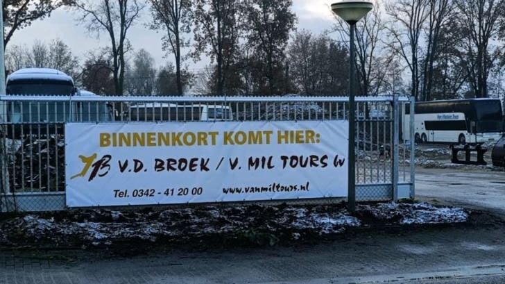 Het Barneveldse touringcarbedrijf Van den Broek/Van Mil Tours verhuist komende zomer van bedrijventerrein De Valk naar Harselaar.