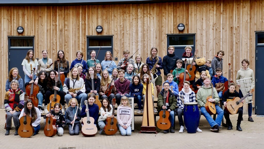 Een groep leerlingen van de Bachschool, die ruim een jaar geleden op muziekkamp gingen.
